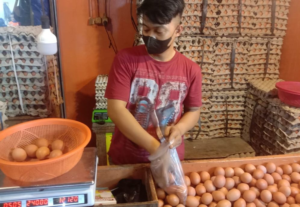 Pedagang telur ayam di Pasar Antri Kota Cimahi