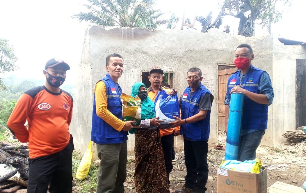 Kepala Bidang Linjamsos, Drs. Nur Ariful Hakim, menyerahkan bantuan untuk korban kebakaran di Bumijawa