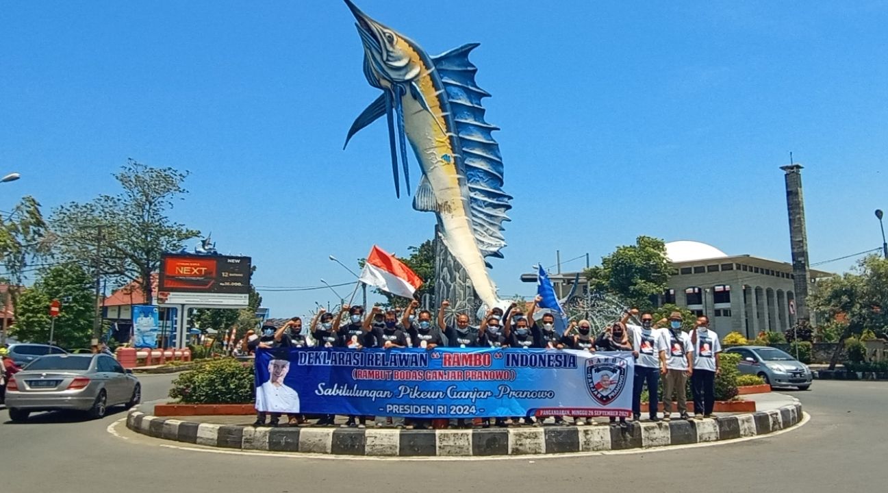 Relawan RAMBO Indonesia melakukan orasi menyampaikan dukungan kepada Ganjar Pranowo di bunderan tugu Ikan Marlin Pangandaran.