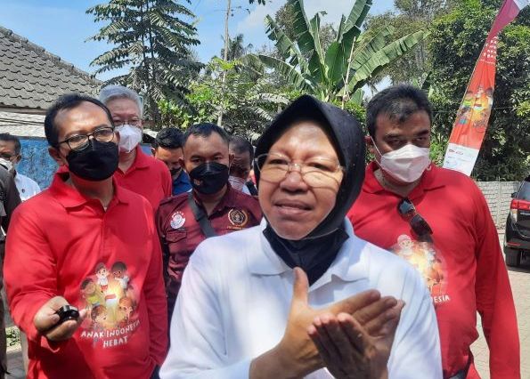 Menteri Sosial Tri Rismaharini di Kabupaten Lombok Timur.