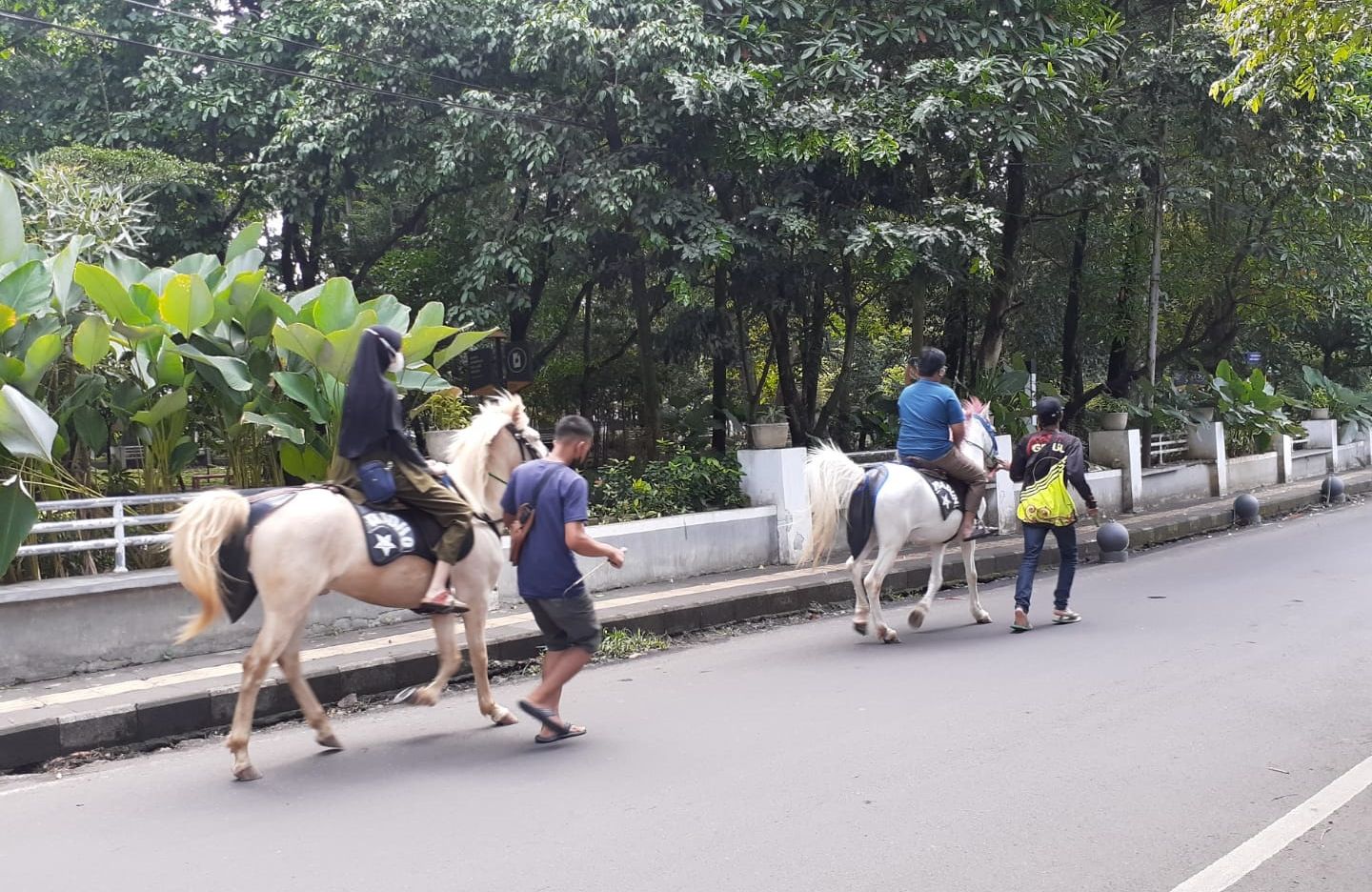 Wisata berkuda di depan Taman Lansia Kota Bandung.
