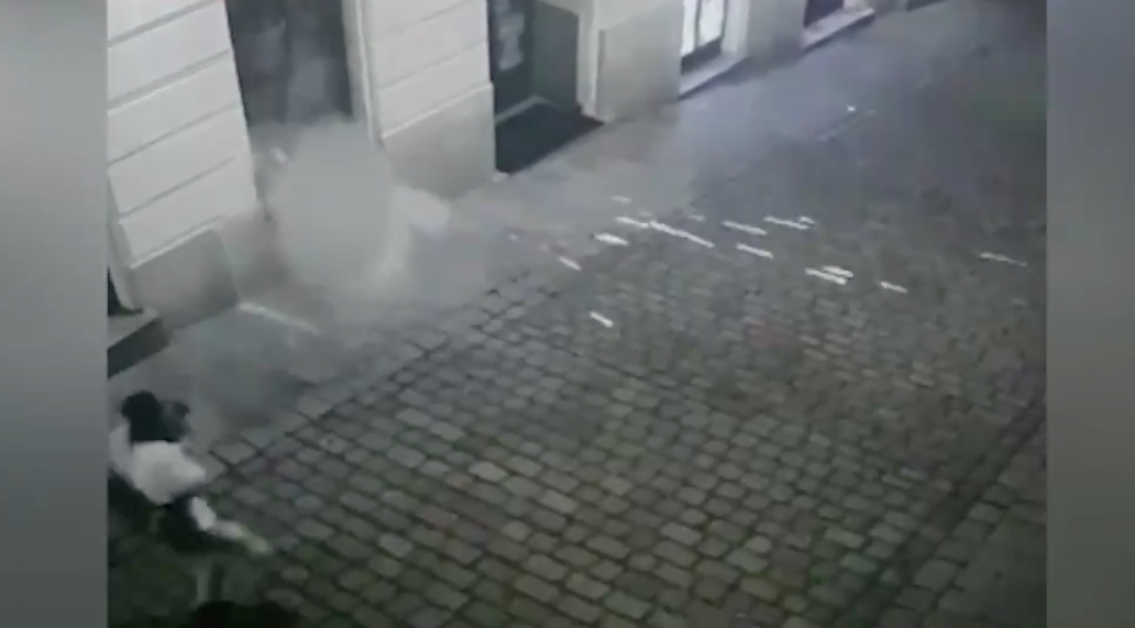Tangkapan layar serang teroris terhadap seorang warga yang ditembak dalam jarak dekat di Wina, Austria.