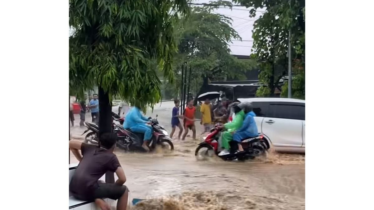 Ponorogo Dikepung Banjir Lagi Sejumlah Kendaraan Terjebak Di Kawasan Ronowijayan Lingkar Madiun