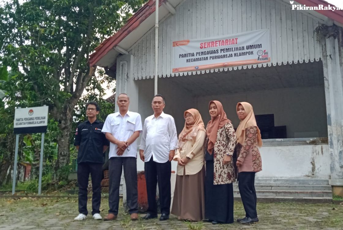 Teki Mintoyo Komisioner Bawaslu Banjarnegara, Foto Bersama Panwaslu Kecamatan Purwareja Klampok Usai Bimtek bagi Panwas Desa
