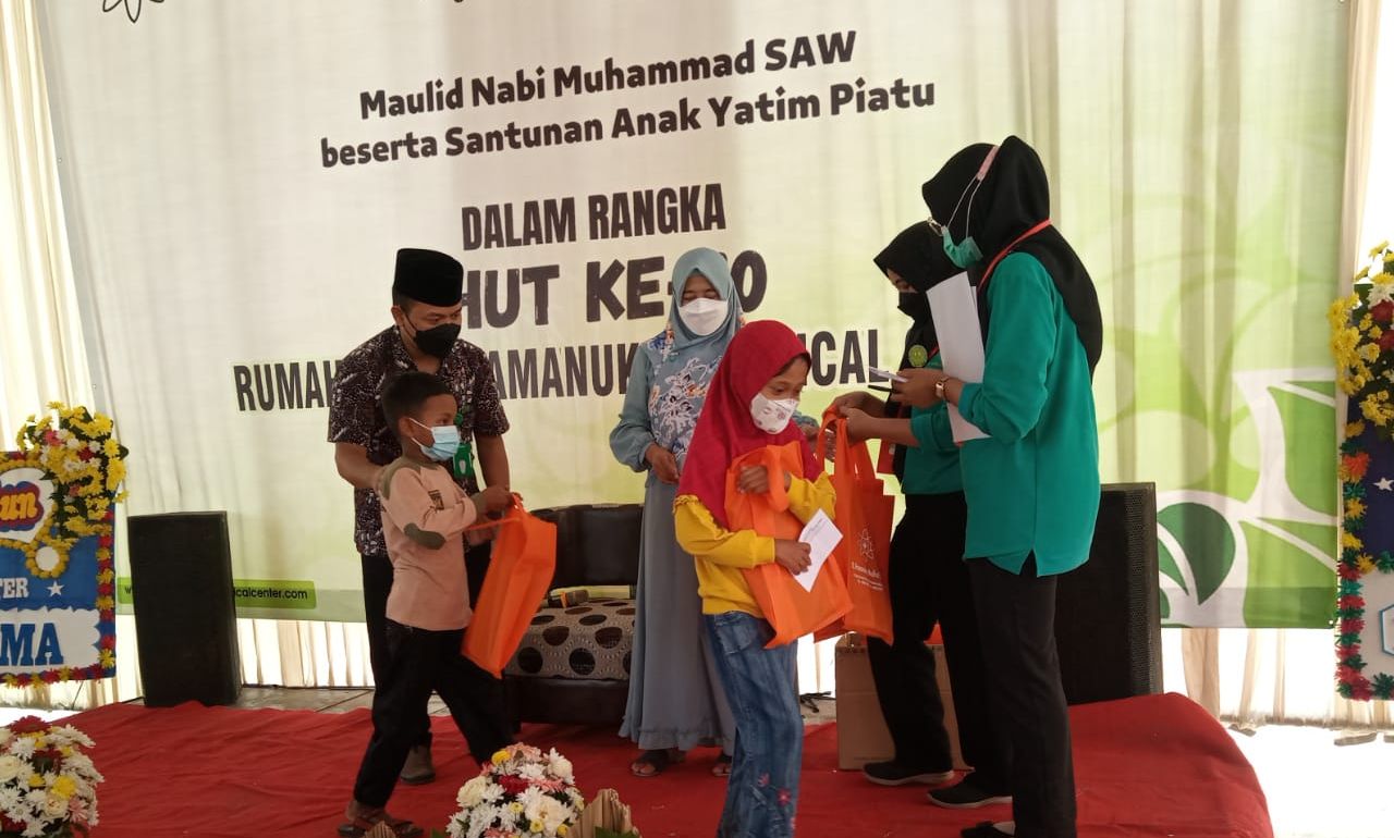 HUT ke-10 PMC Pamanukan: gelar peringatan Maulid Nabi SAW sekaligus  aksi sosial penyerahan bingkisan tali kasih kepada anak yatim.