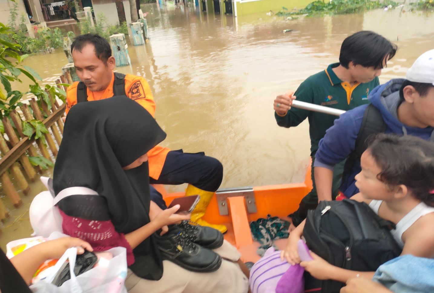Tim SAR dari BPBD Karawang mengevakuasi warga Desa Karangligar, Kecamatan Telukjambe Barat yang rumahnya diterjang banjir.