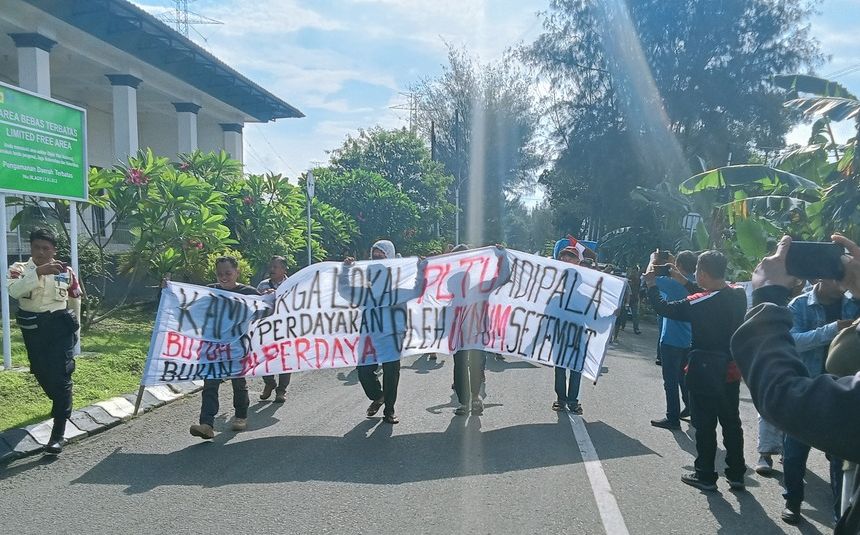 Aksi demo penolakan pengusaha biomasa lokal Adipala di depan PLTU Bunton Adipala, Jum'at (19/4/2024)