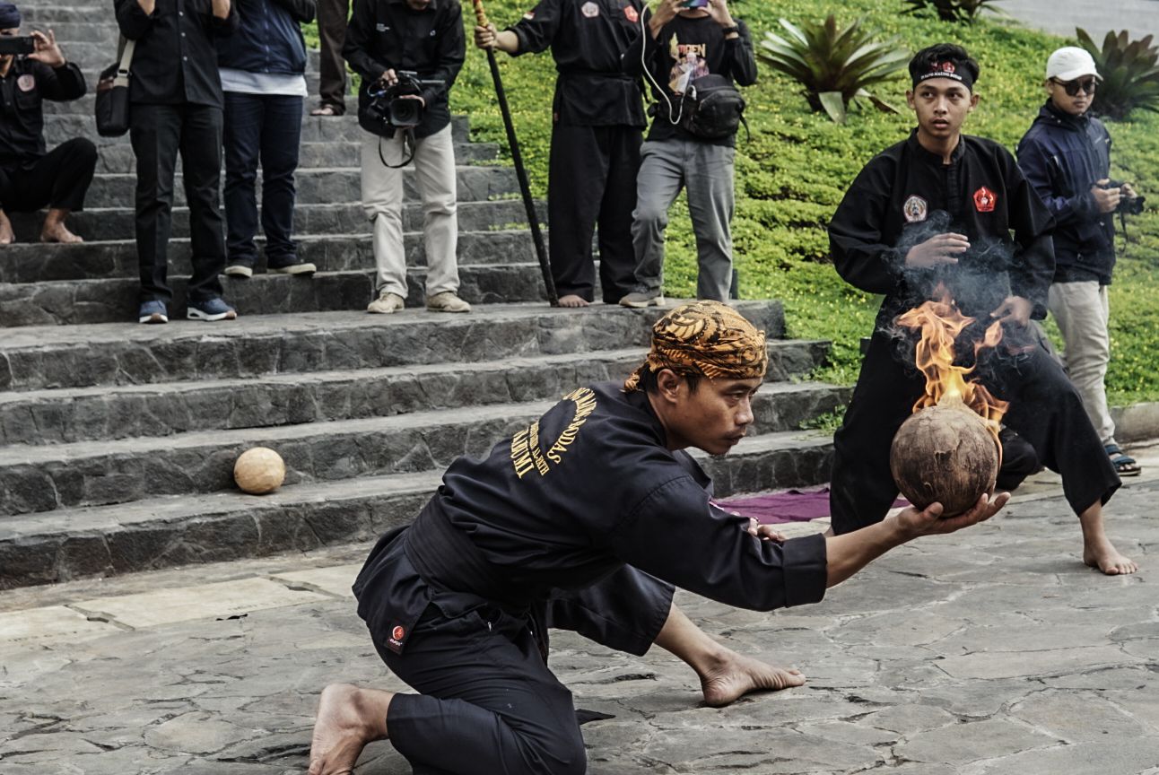 Penampilan kesenian Boles (bola tangan api)saat acara Sawala Jawara menuju Hari Pencak Silat Nasional di Gedung Pusat Pencak Silat IPSI Jawa Barat.