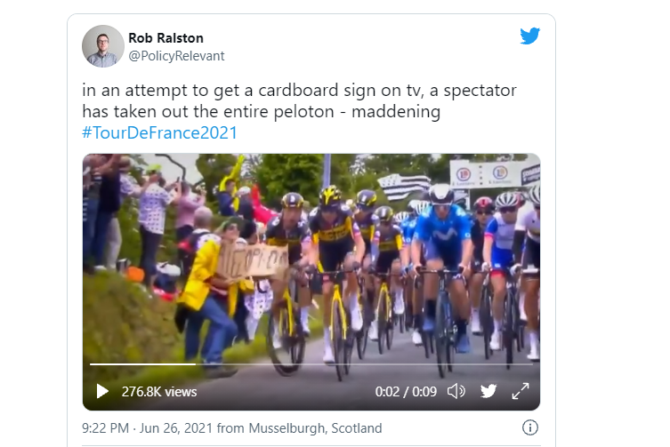 Penonton Tour de France menyebabkan kecelakaan.