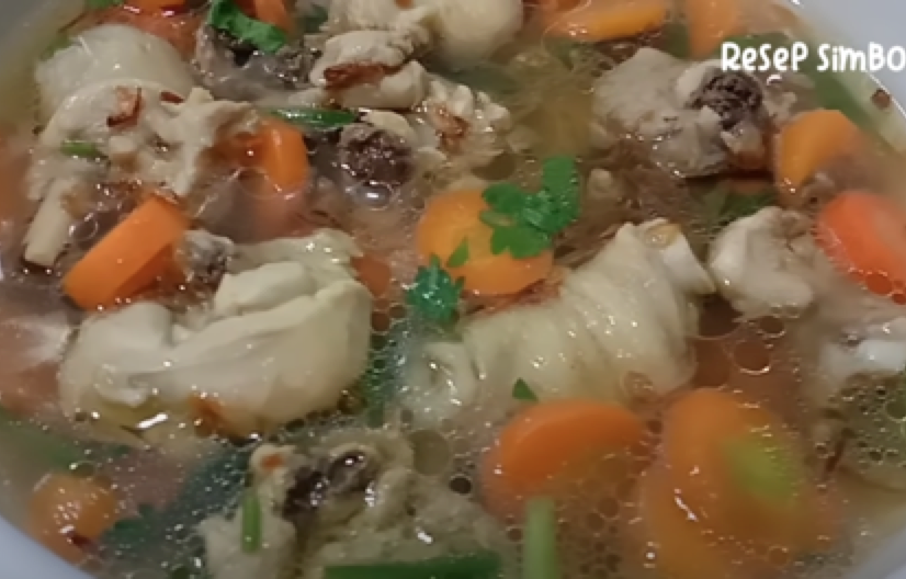 Resep sayur sop ayam yang hangat dan nikmat untuk buka puasa.