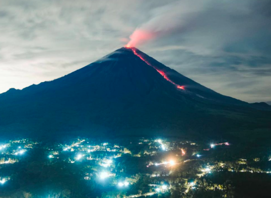 Erupsi Gunung Semeru pada Minggu dini hari 17 Januari 2021.*
