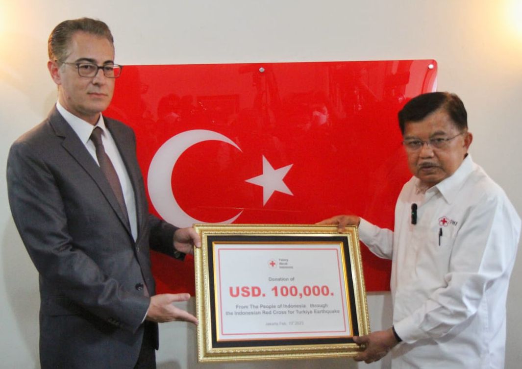 Ketua Umum PMI Jusuf Kalla serahkan bantuan sejumlah 100.000 US dollar ke Duta Besar (Dubes) Turki untuk Indonesia yang di wakili Ömer Orhun Çelikol, Chargé d'Affaires a.i. Jumat, 10 Februari 2023