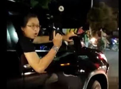 Tangkapan layar video viral pengemudi Fortuner yang mengacungkan benda mirip pistol .