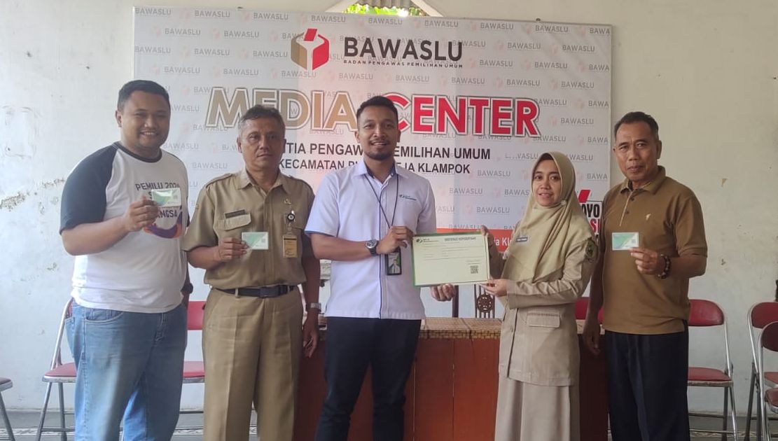 BPJAMSOSTEK Banjarnegara saat menyerahkan sertifikat kepesertaan kepada Panwaslu Kecamatan Purwareja Klampok pada Senin 10 Juli 2023