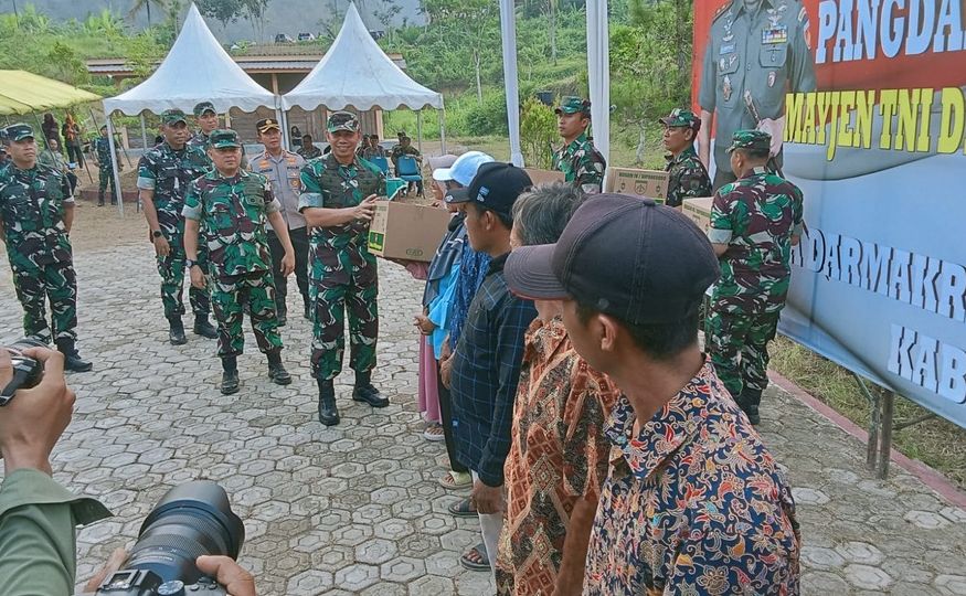 Pangdam IV Diponegoro Mayjen TNI Deddy Suryadi berikan bansos dan peralatan sekolah kepada masyarakat di Desa Darmakradenan Ajibarang Banyumas Jawa Tengah, Selasa (28/5/2024)