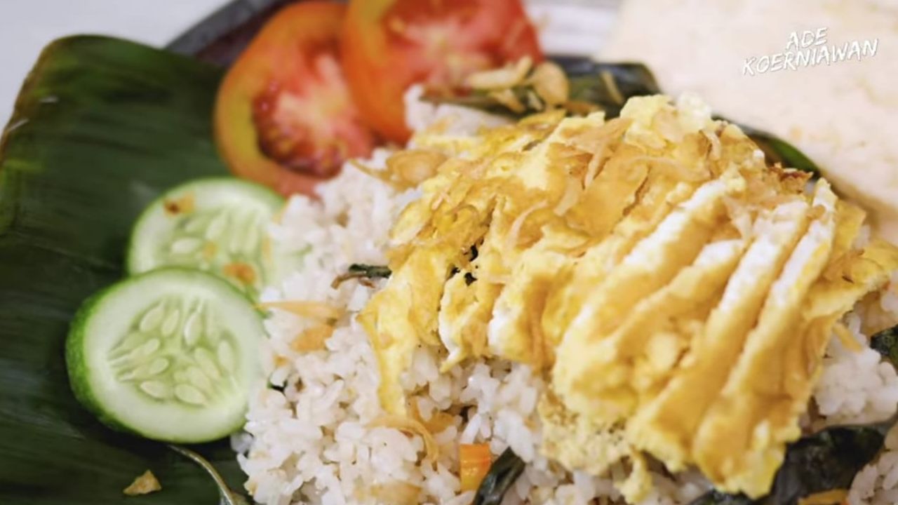 Nasi goreng cikur ini akan lebih nikmat jika disantap dengan telur dadar yang diiris-iris. Dijamin ketagihan.