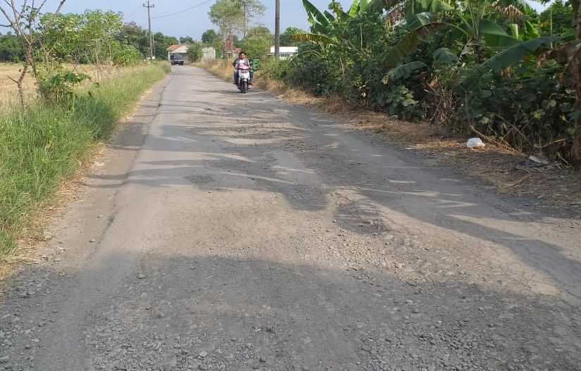 Kondisi jalan dalam keadaan rusak dan jauh dari kata layak berada di Desa Danasari Kec. Pemalang Kabupaten Pemalang
