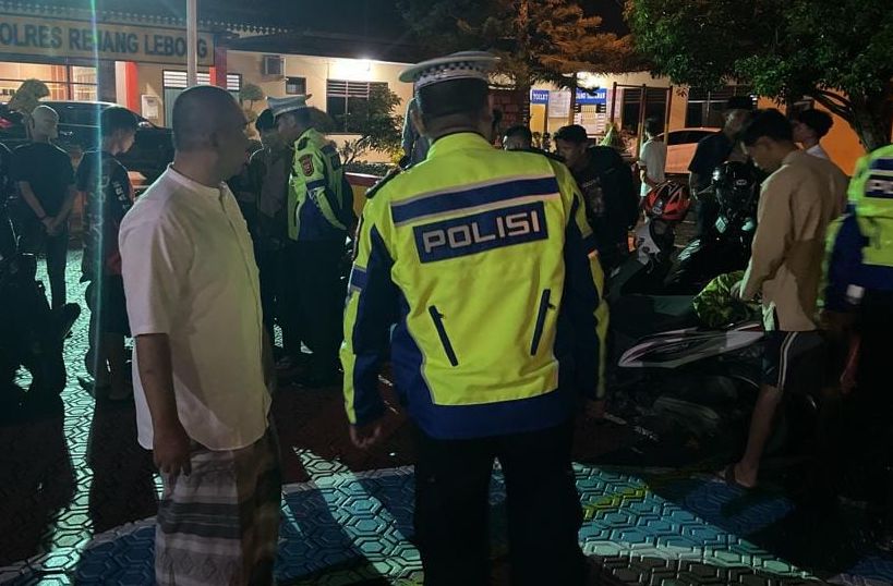 Kapolres Rejang Lebong, AKBP Tony Kurniawan,  ikut dan pantau langsung pemeriksaan terhadap remaja yang diduga akan tawuran.