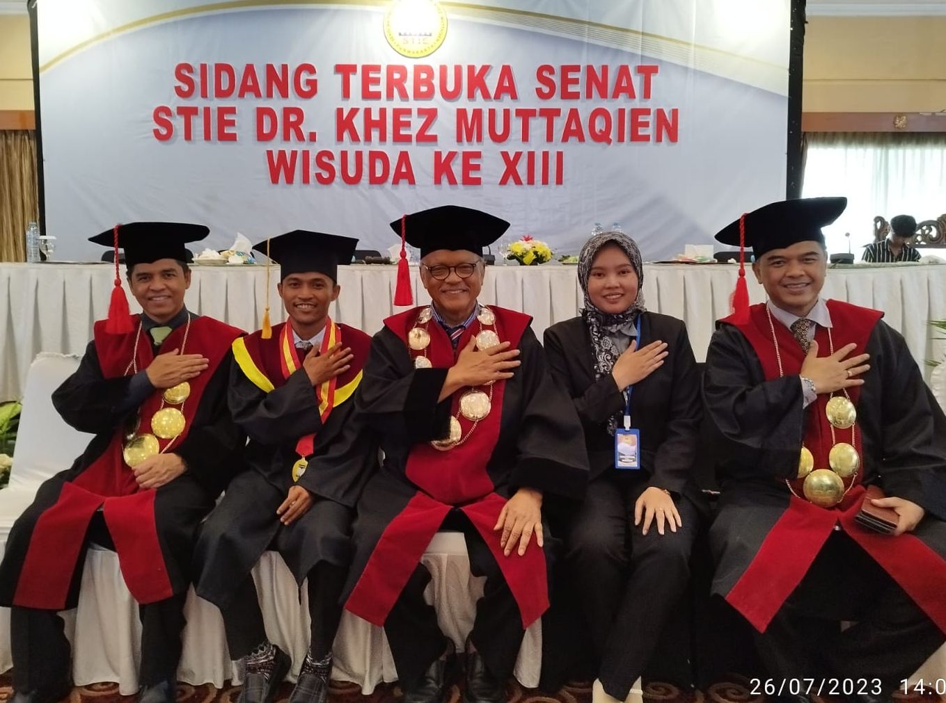Ketua STIE DR KHEZ Muttaqien (tengah) foto bersama usai gelar prosesi wisuda.