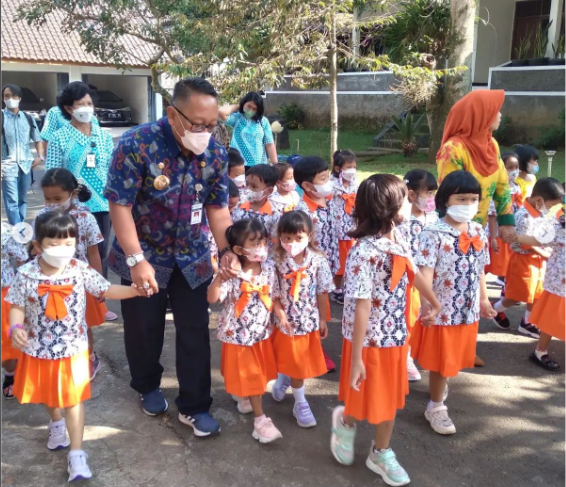 Pj Walikota Salatiga Sinoeng N Rachmadi saat menerima kunjungan anak-anak TK Playgroup Kristen 1 Salatiga, bertempat di Rumdin Walikota