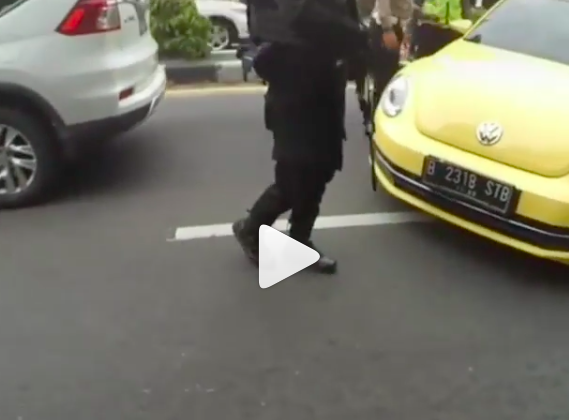 Mobil kuning tabrak polisi
