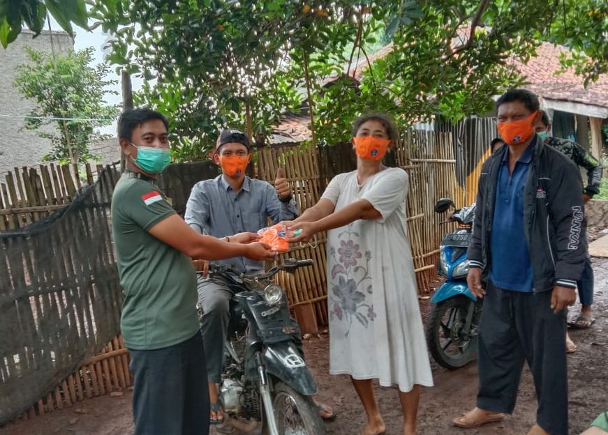Petugas Desa Jabong, Pagaden - Subang membagikan masker saat sosialisasi prokes dan PPKM kepada masyarakat, Rabu 23 Juni 2021.