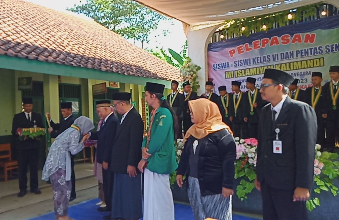 Prosesi penyematan wisudawan wisudawati kelas 6 MI Islamiyah Kalimandi, Banjarnegara