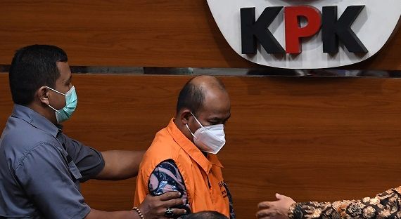 Ketua KPK Firli Bahuri (tengah bawah) menghadirkan tersangka kasus suap Bupati Pemalang Mukti Agung Wibowo (memakai rompi tahanan) dalam konferensi pers di Gedung Merah Putih KPK, Jakarta, Jumat 12 Agustus 2022.