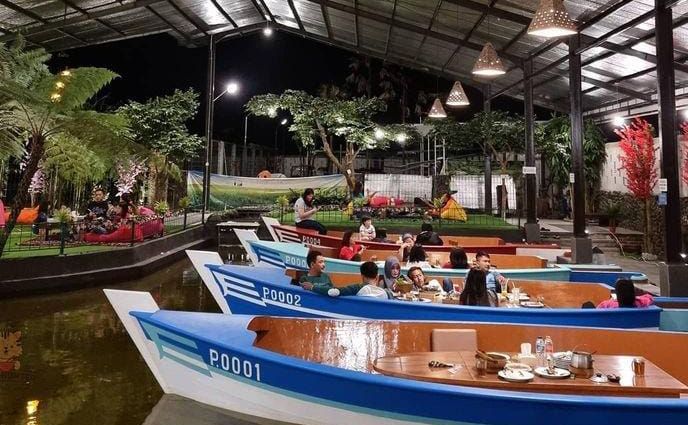 Uniknya suasana tempat wisata kuliner RM Cibiuk di Ciamis, bisa menikmati hidangan saat bukber di atas perahu.