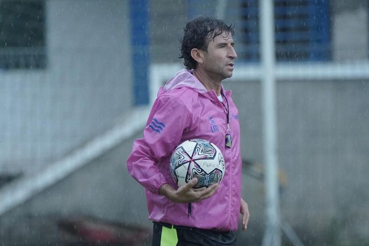 Luis Milla Sudah di Bandung, Langsung Pimpin Latihan Bersama Persib dengan Manu dan Carlos