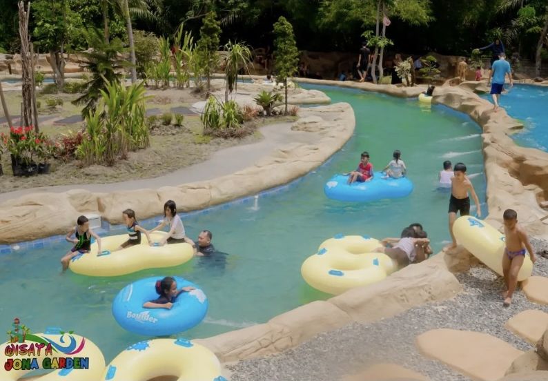 Jona Garden Binjai menyediakan fasiltias waterpark, ada pula khusus untuk anak-anak