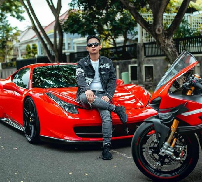 Doni Salmanan Crazy Rich asal Bandung saat berpose diantara koleksi kendaraannya.