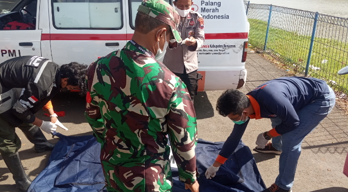 Tim SAR gabungan berhasil evakuasi korban bernama Darti (70) warga Desa Bulupayung, Kecamatan Kesugihan, Cilacap di pintu 4 bendung gerak serayu, Rawalo Banyumas, hari Selasa 4 Januari 2021.