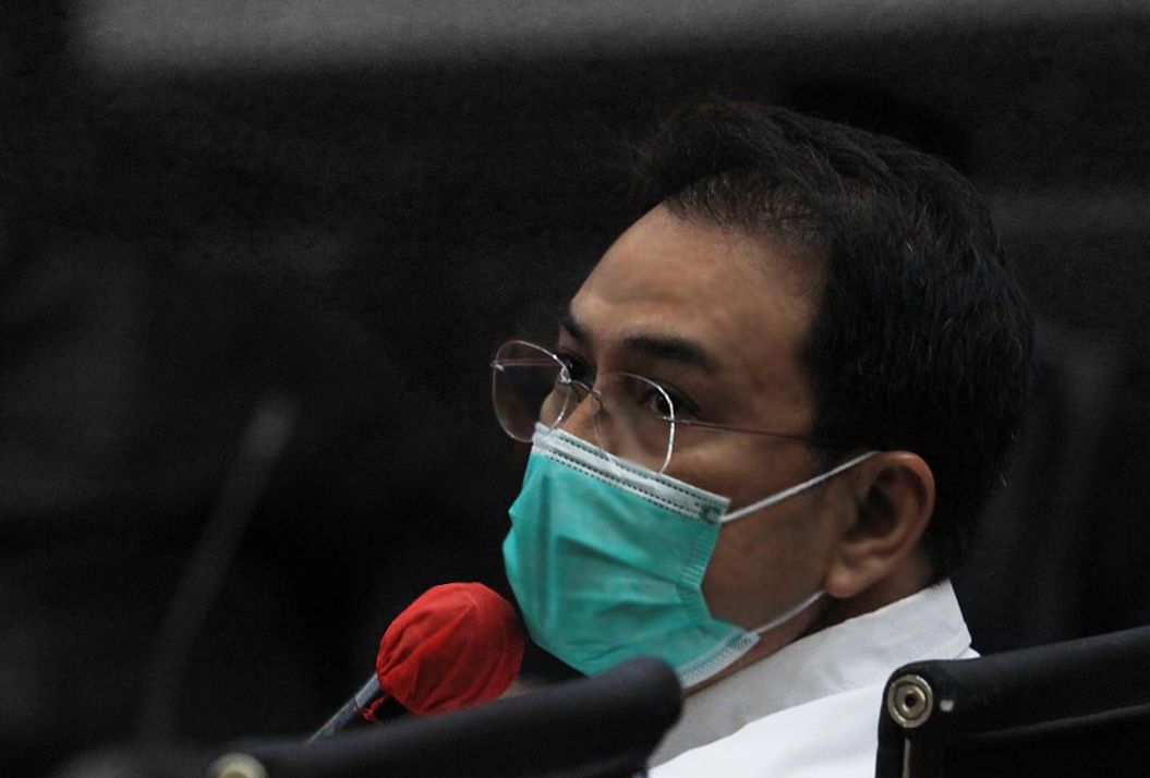 Mantan Wakil Ketua DPR Azis Syamsuddin (tengah) menjawab pertanyaan jaksa penuntut umum dalam sidang lanjutan dengan agenda pemeriksaan terdakwa di Gedung Pengadilan Tipikor, Jakarta, Senin 17 Januari 2022. 