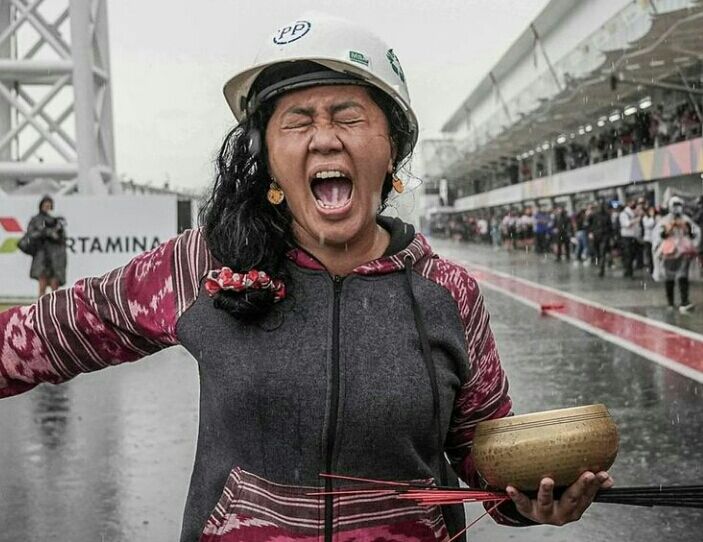 Paradoks nasib Rara Isti Wulandari, pawang hujan di MotoGP Mandalika, Lombok Tengah, NTB. Diapresiasi media asing, dihujat di negeri sendiri