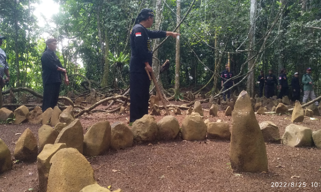 Bah Anton dan Warga Cipeujit Desa Jahiang Temukan Lingkaran Batu Kuno