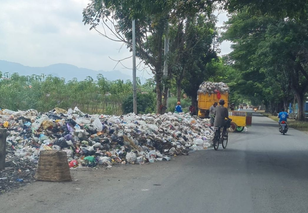 TPS yang berada di jalan menuju Desa Penusupan, sampah mulai meluber hingga jalan utama, (Jumat, 21 Januari 2022)