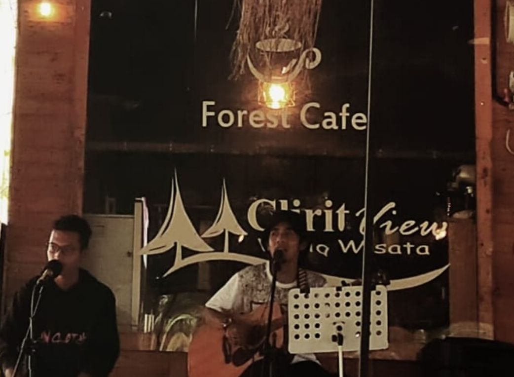 Alunan musik akunstik Forest Cafe siap manjakan pengunjung Clirit View