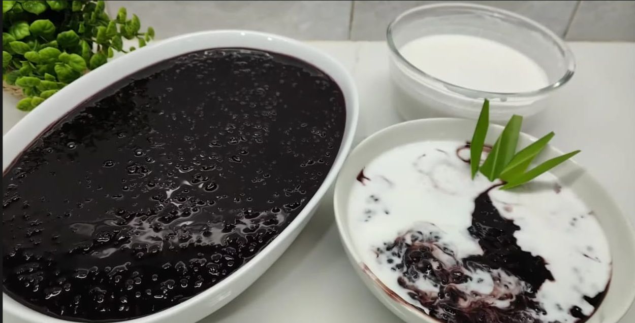 Bubur ketan hitam ini juga bisa menjadi ide bisnis rumahan, apalagi sebentar lagi memasuki bulan puasa. Insyaallah menu camilan ini laris manis dibeli para pemburu takjil.