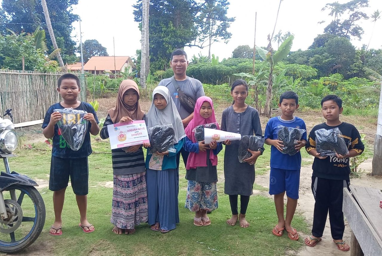 Sejumlah anak-anak di Kampung Tua Segeram menerima bangtuan sepatu -f/istimewa