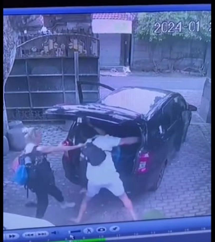 Tangkapan layar video vira saat seorang karyawan villa dipukul tamu bule.