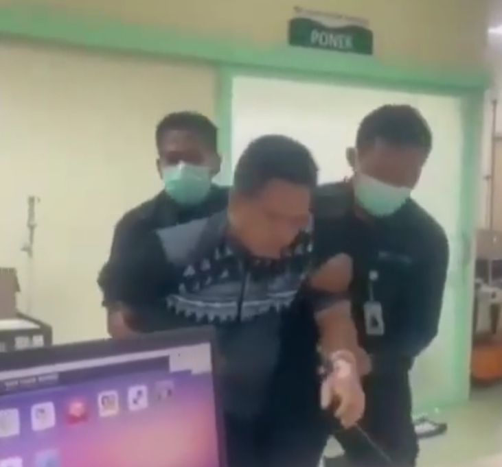 Viral Video Seorang Pria  Pasien  COVID 19 Ngamuk Hingga 