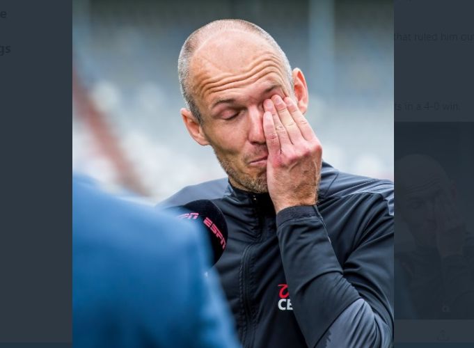 Arjen Robben mengusap air matanya yang mengalir saat diwawancara media Belanda.