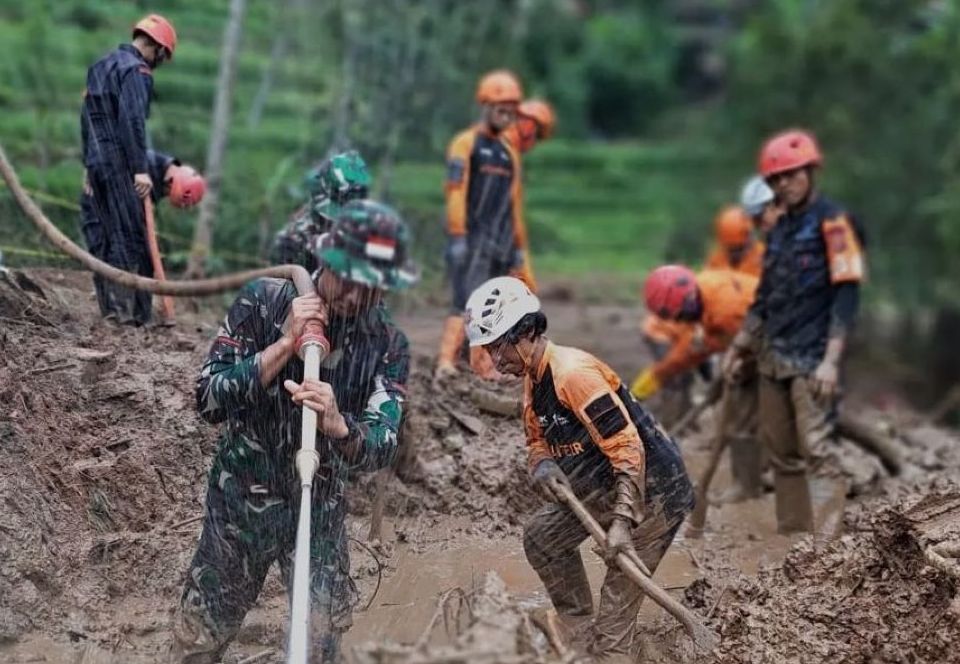Tim SAR Gabungan saat melakukan pencarian korban bencana alam tanah longsor di Kampung Gintung Desa Cibenda Cipongkor Bandung Barat, upaya pencarian dan pertolongan korban bencana alam resmi dihentikan Senin 1 April 2024.