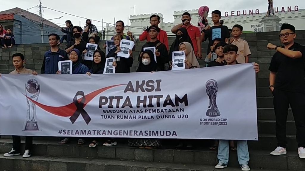 Bentuk kekecewaan warga Sukabumi terhadap pembatalan Piala Dunia U20 di Indonesia.