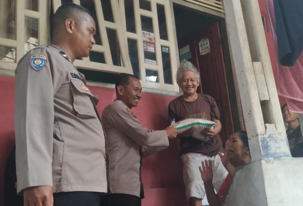 Hari Pertama Ramadan 2023, Kapolsek Bogor Tengah Cek Lingkungan dan Bagikan Sembako di Wilayah Gudang
