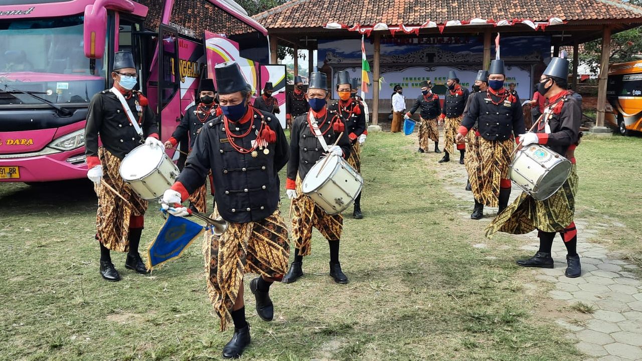 Bregada marching band memimpin arak-arakan sesaji menuju makam Sunan Amangkurat Agung