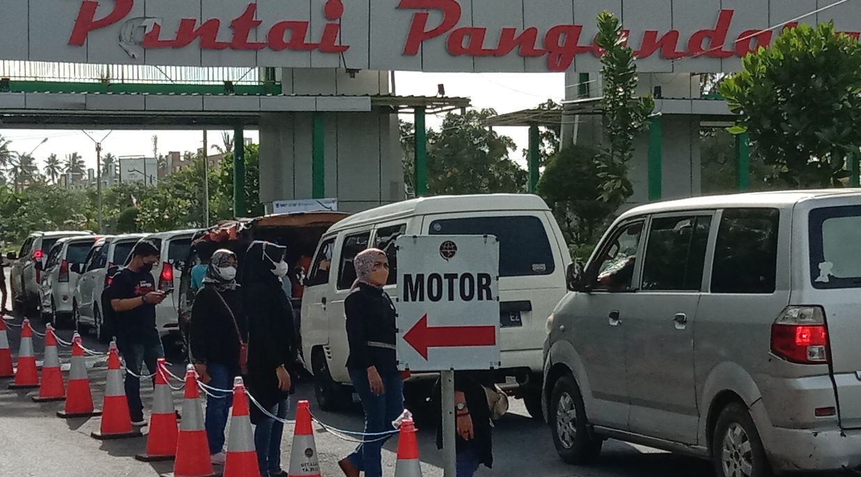 Beberapa anggota DPRD Pangandaran tampak berderet sambil memberikan sosialisasi prokes kepada pengunjung.