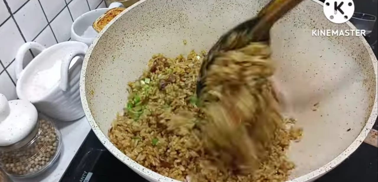Membuat nasi goreng kambing ini ga ribet dan ga pake lama. Benar-benar praktis dan anti gagal.