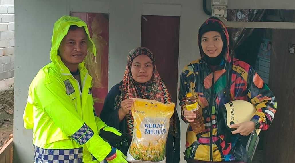 Kapolres Palopo dan Ketua Bhayangkari Cab. Palopo, saat salurkan bansos di Kelurahan Mawa.